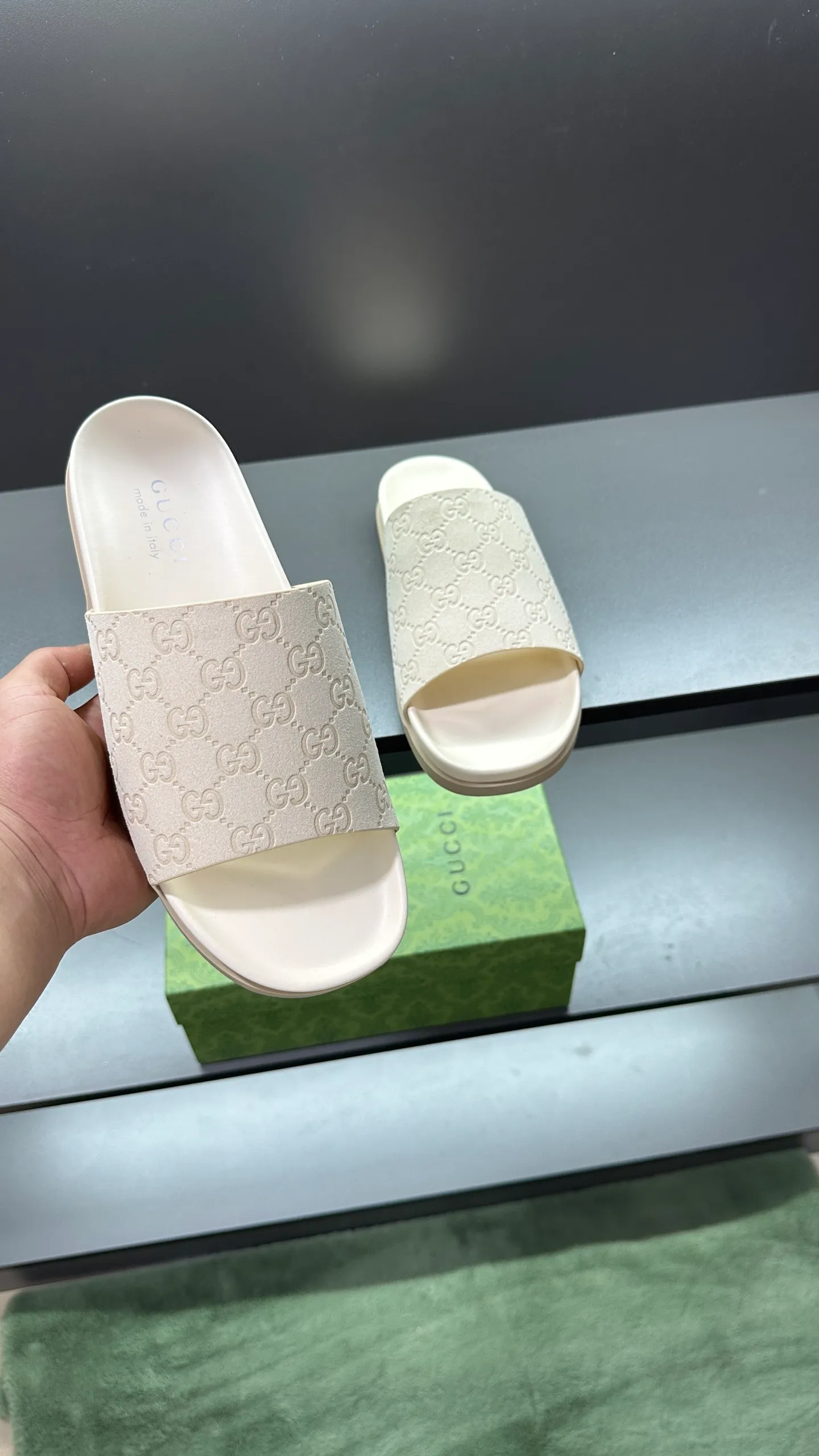 [G Home New Style] P: 300💰Men's size 39~45, (46. Customized) This slipper is made of GG polyester fiber and is decorated with a Gucci label on the front, which adds a striking logo feel to the style. "Gucci Made in Italy" stamped label Rubber sole Flat Made in Italy